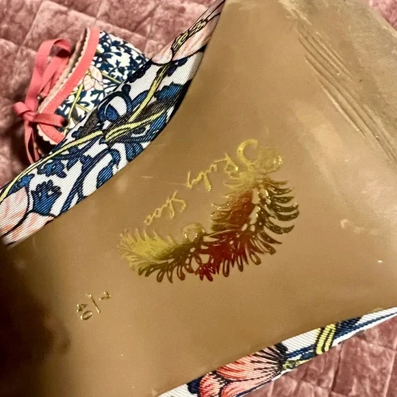 Floral Patterned Heels with Pink Accents - Picture 8 of 9